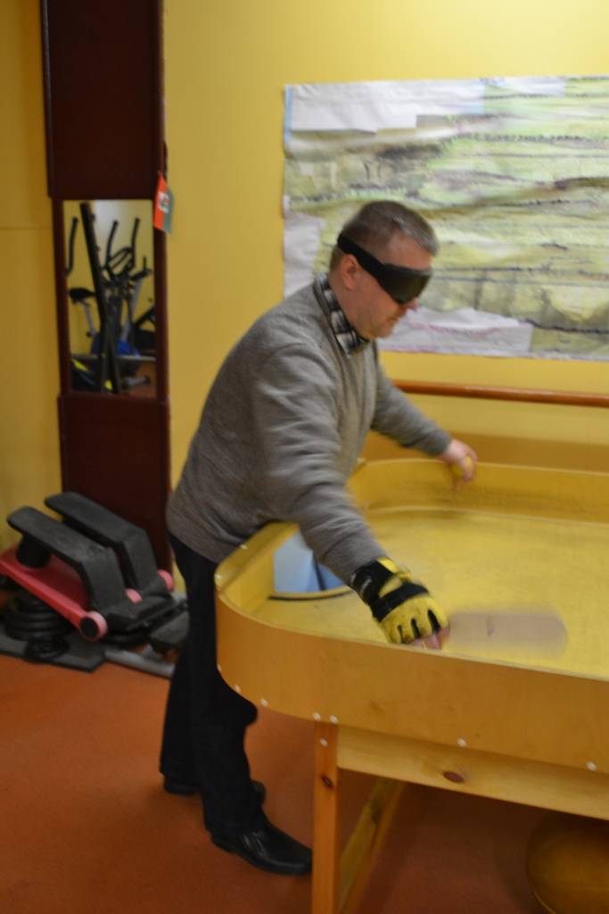 Ar galda spēlēm ļauj iejusties neredzīga cilvēka ādā