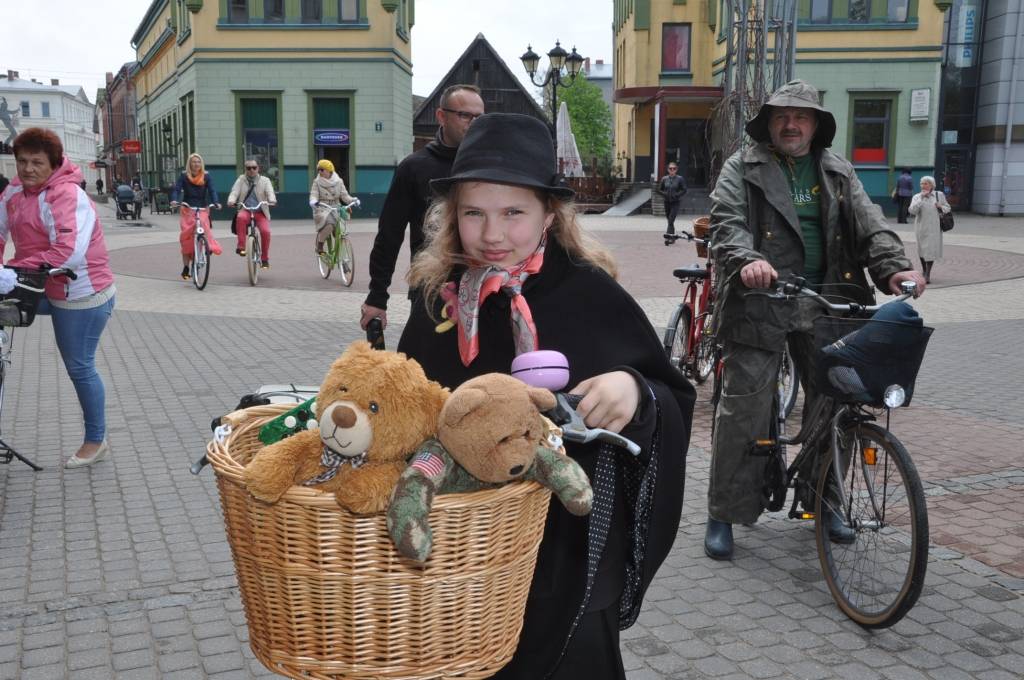 FOTO, VIDEO: Dodas Tvīda braucienā