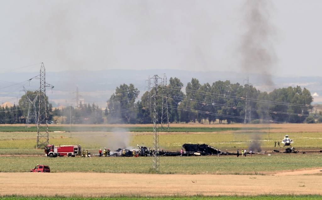 Spānijā pie Seviljas nogāzusies pilnīgi jauna armijas lidmašīna, apkalpe gājusi bojā