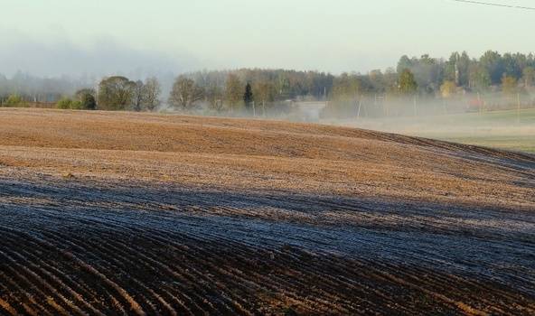 Latviju šķērso aukstā atmosfēras fronte, turpmāk būs vēss, vējains un mitrs laiks