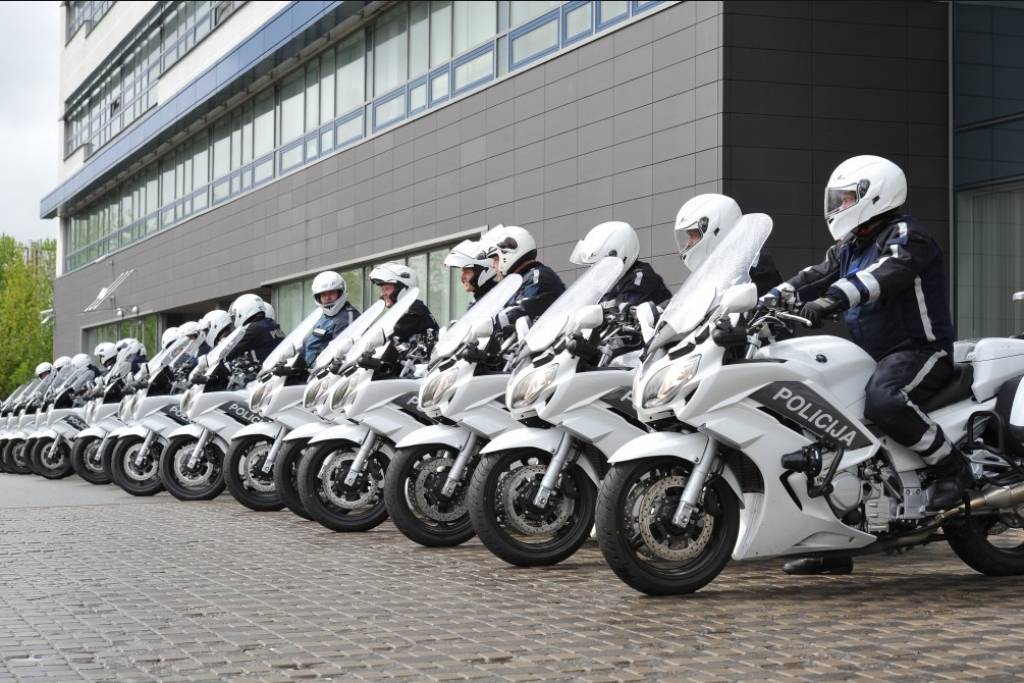 FOTO: Policija izrāda jaunos motociklus