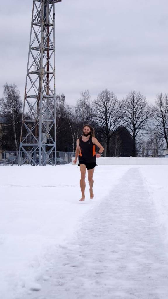 Apstiprina Latvijas skrējēja sasniegto Ginesa rekordu 5km distancē basām kājām pa sniegu