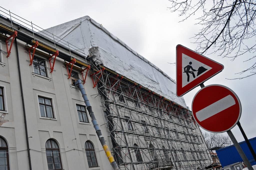 Būvuzņēmums kā fēnikss paceļas virs drupām, pelniem un defektiem