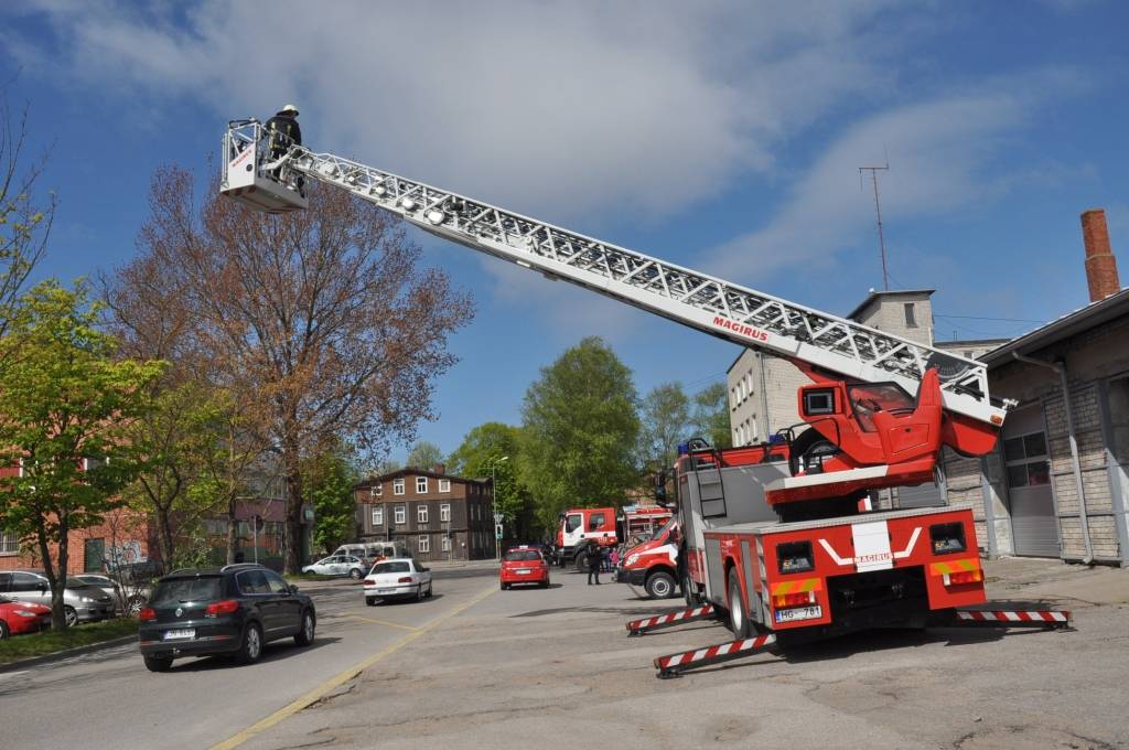FOTO, VIDEO: Uzzina par ugunsdzēsēju - glābēju darbu