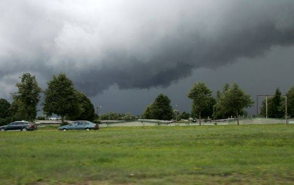 Otrdien kļūs krietni siltāks; Kurzemē brīžiem līs, vakarā iespējams pērkons