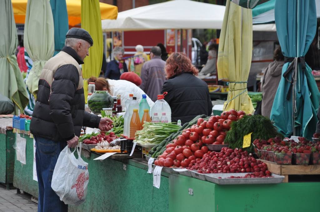 FOTO: Pētertirgū steidz iegādāt pavasara veltes