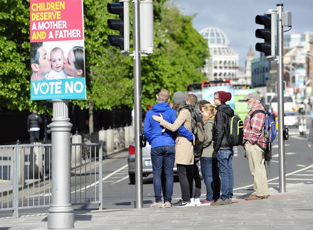 Īrijā piektdien pasaulē pirmais referendums par viendzimuma laulībām