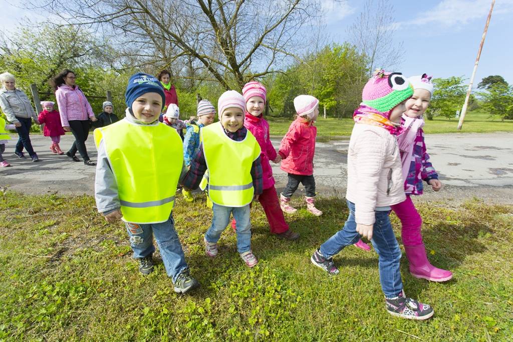 FOTO: Bērni stāda puķes arī Kalpaka tilta apkārtnē
