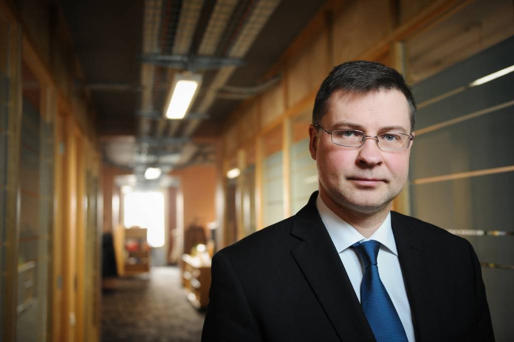 Dombrovskis: Patlaban nevar runāt par nepieciešamību Latvijā "savilkt jostas"