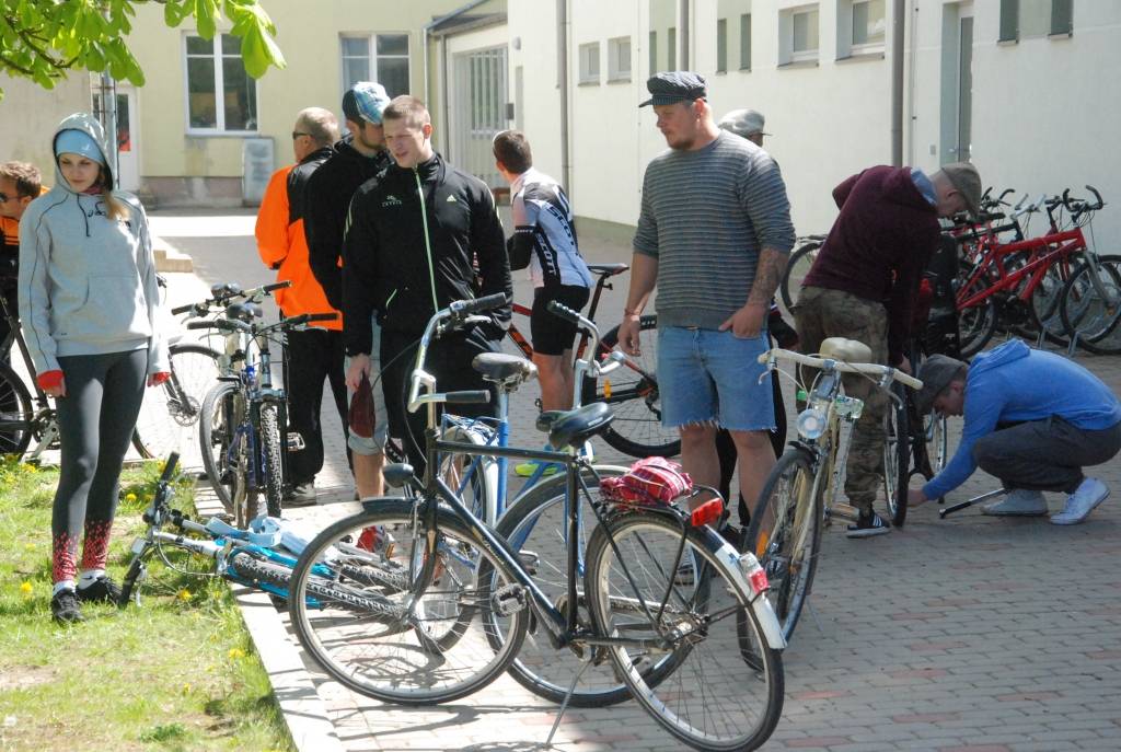 FOTO: Dodas velobraucienā "Apkārt Aizputei"