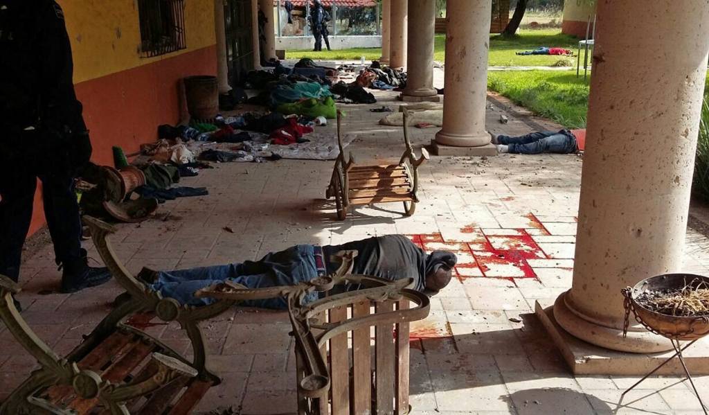 Brutālā drošībnieku un narkokarteļa bandītu apšaudē Meksikā 43 nogalinātie