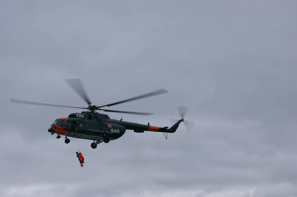 Smagi cietušu vīrieti uz Rīgu transportē NBS helikopterā