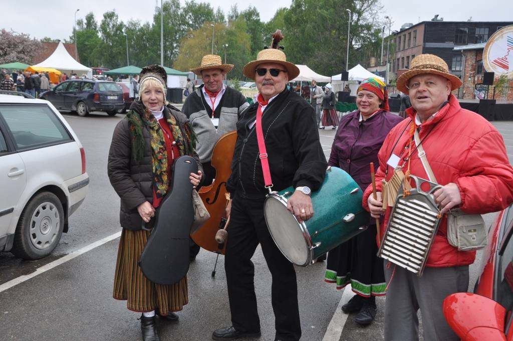 FOTO, VIDEO: Satiekas "Līvas ciemā"
