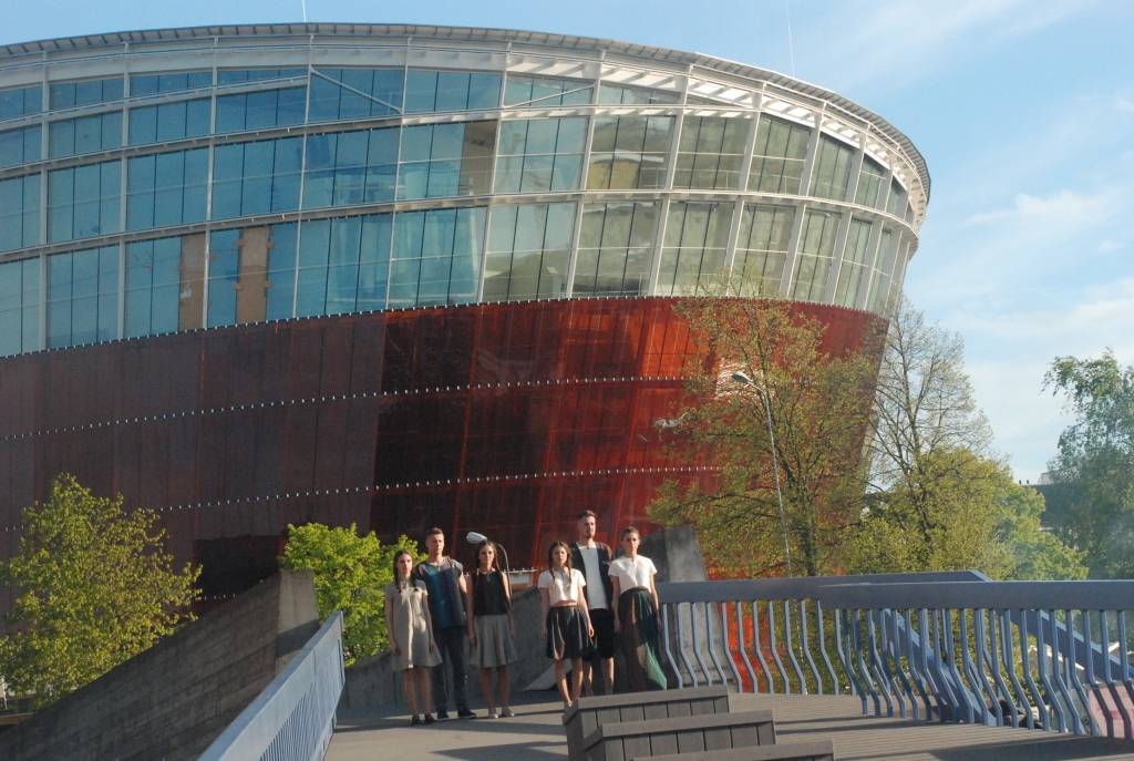 FOTO: Līvas ciema svētku laikā demonstrē modes mākslinieku tērpu kolekcijas