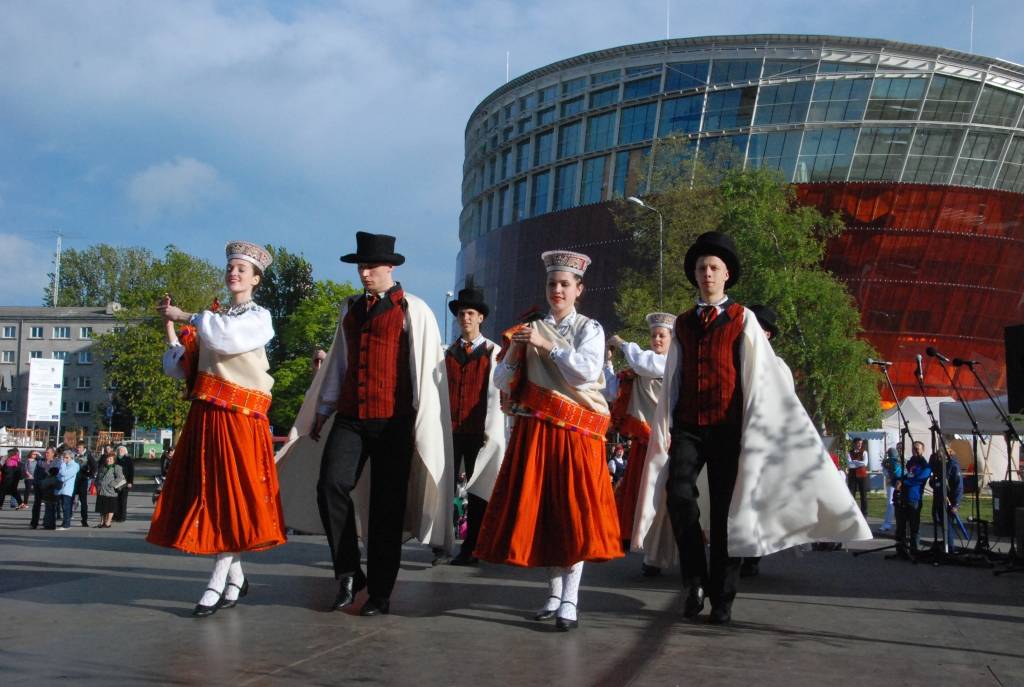 FOTO.VIDEO: Muzikālais baudījums Līvas ciema svētkos ar "Raxtu Raxtiem" un citiem labumiem