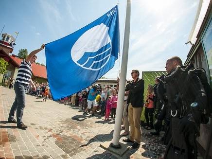 Liepājas pludmalē svinīgi pacels Zilo karogu