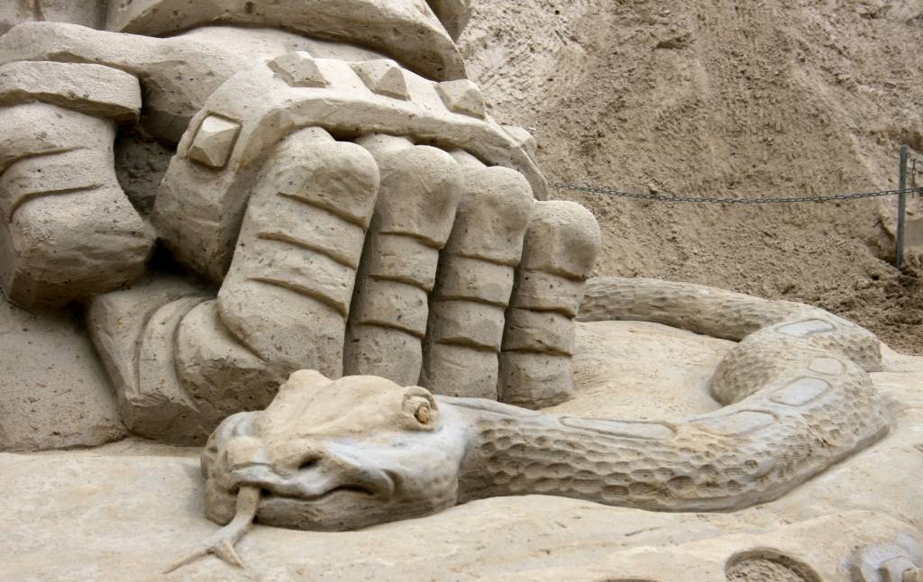 FOTO: Nākotne pēc 750 gadiem smilšu skulptoru attēlojumā