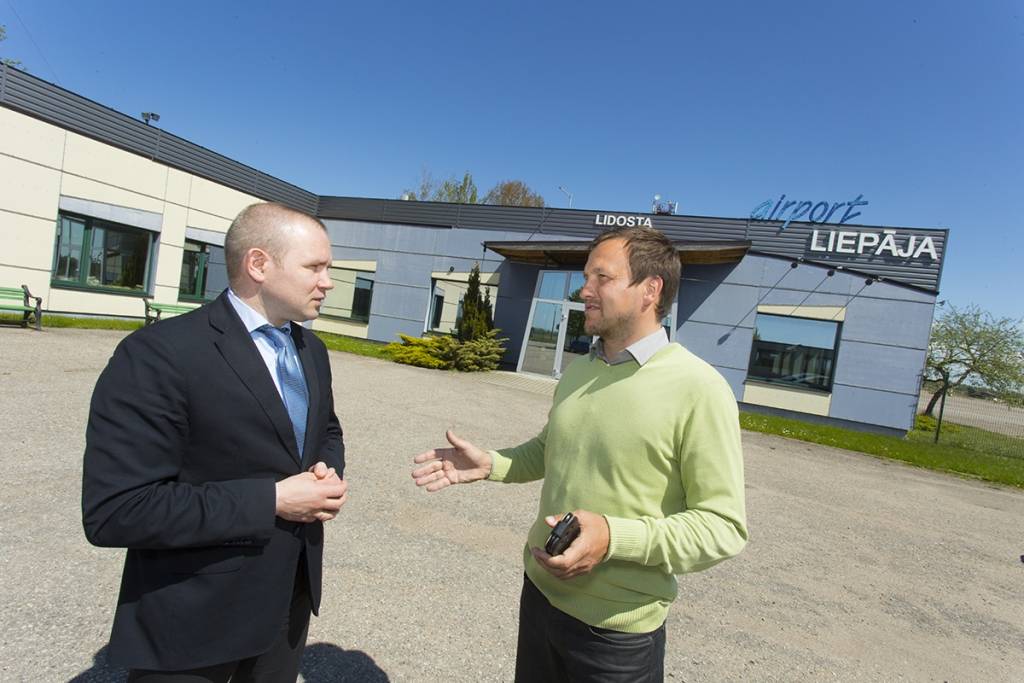 FOTO: Liepājas lidostā ieklāj skrejceļu