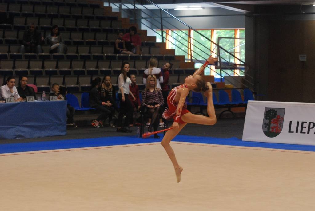 FOTO: Mākslas vingrotājas sacenšas "Vēju pilsētas kausā 2015"