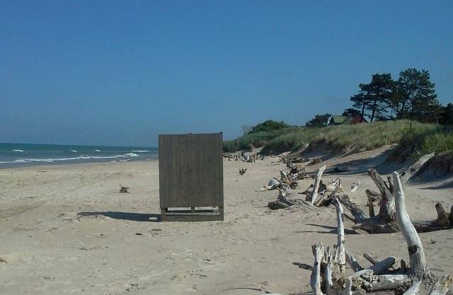 Traģēdijas vietā Bernātu jūrmalā izliek brīdinājuma zīmes