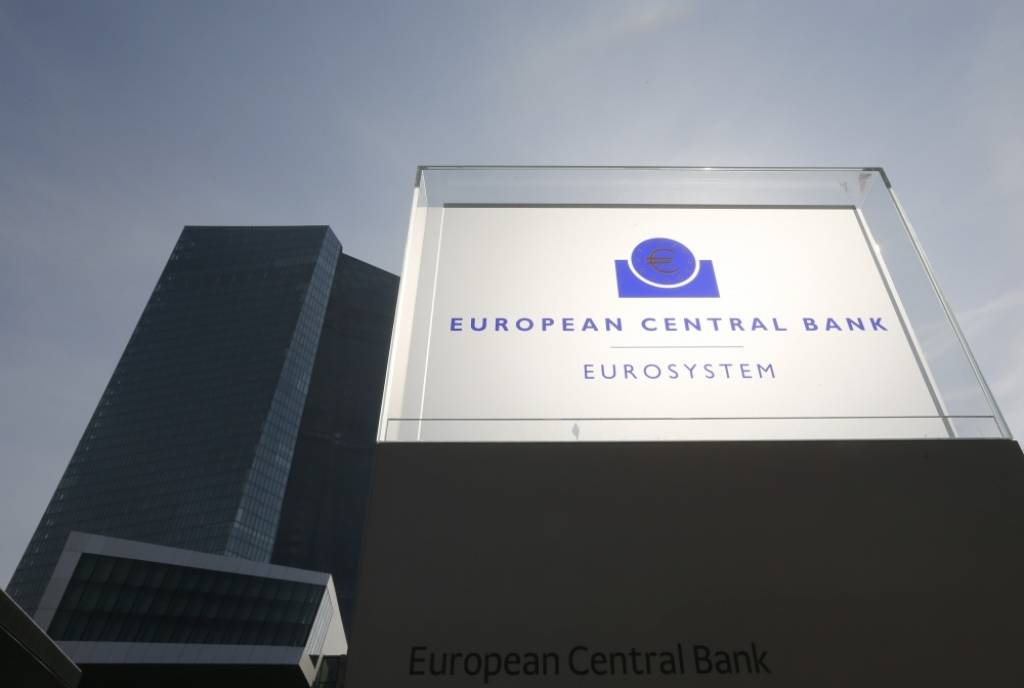 ECB: Vāja ekonomikas izaugsme un Grieķijas krīze rada riskus eirozonas finanšu stabilitātei