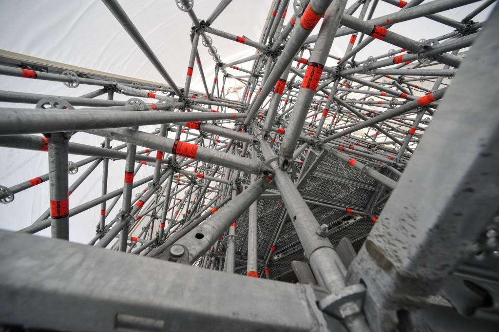 Foto: Sastatņu sistēma Doma baznīcas atjaunošanai sver 60 tonnas