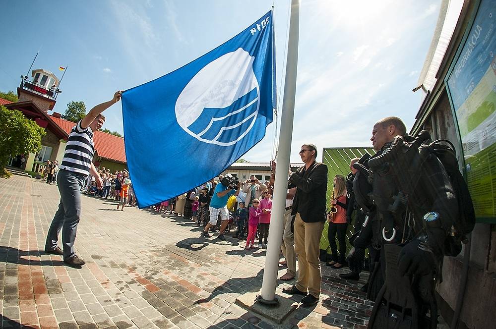 Zilo karogu pacels ar vērienu