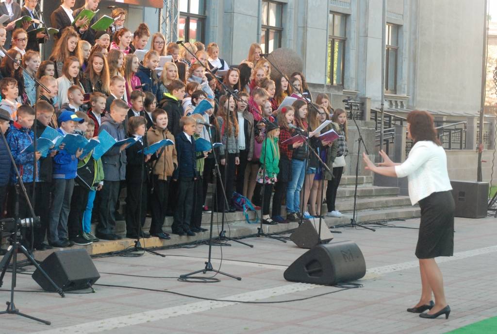 FOTO.VIDEO: Liepājas skolu kori uzstājas "Ģimenes svētkos Liepājā"
