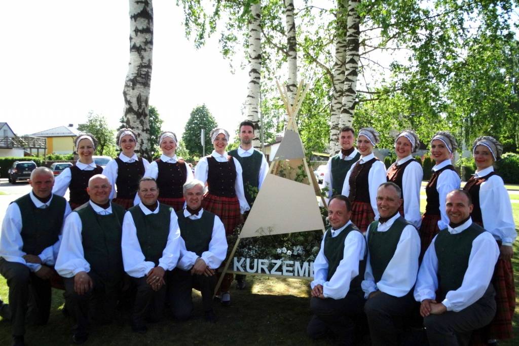 VPDK "Bandzenieki" jaunos tērpos piedalās dejotāju svētkos