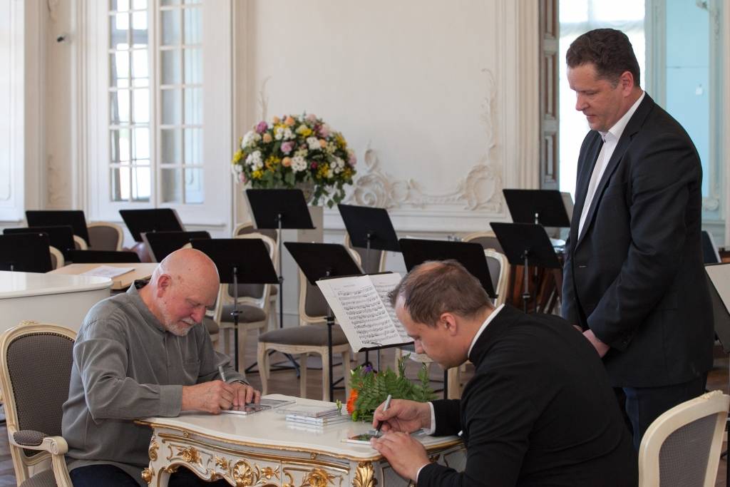 Liepājas Simfoniskais orķestris prezentē kompaktdisku ar Pētera Vaska mūziku