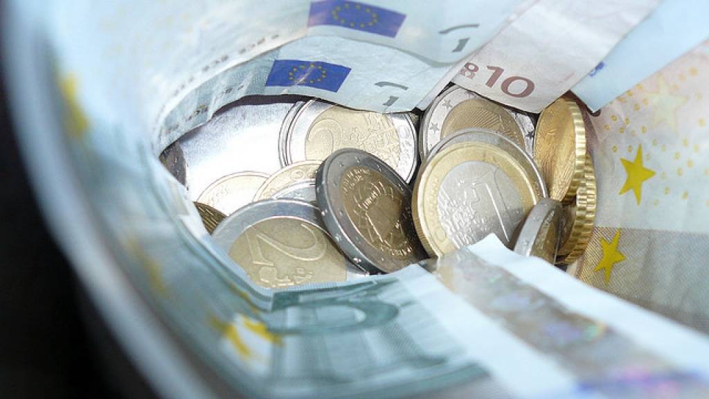 Maxima kasieri un viņu sabiedrotie no seifa izzog 7740 eiro; lieta nodota tiesai