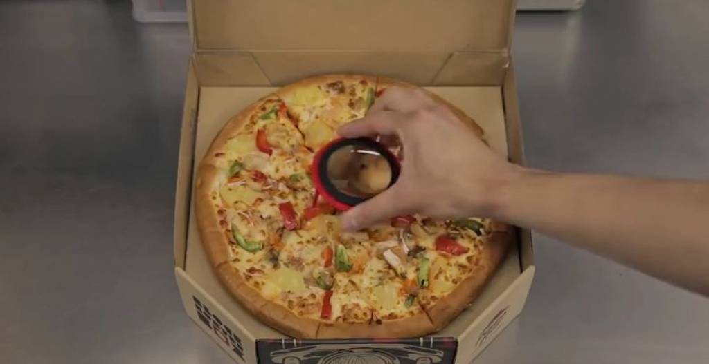 Ko var sagaidīt no picas piegādes kastes? Filmu projektoru!