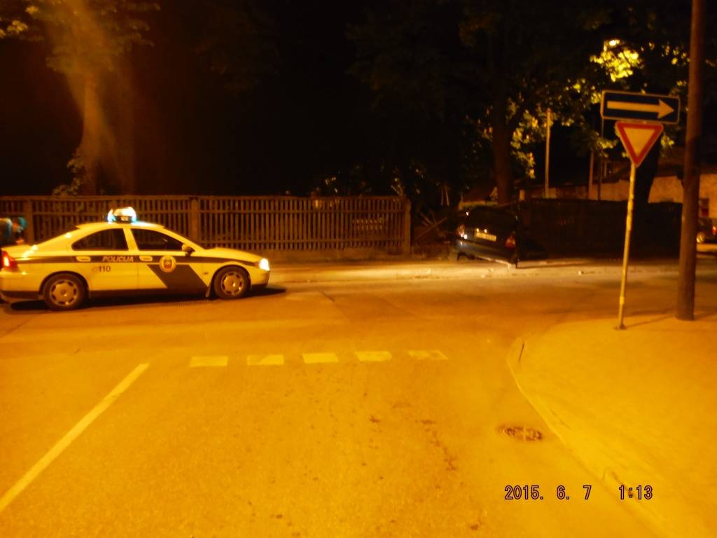 Iestūrē kapsētas žogā