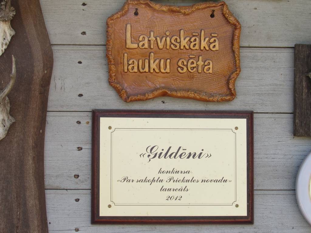 FOTO: Seniori satiekas ballē