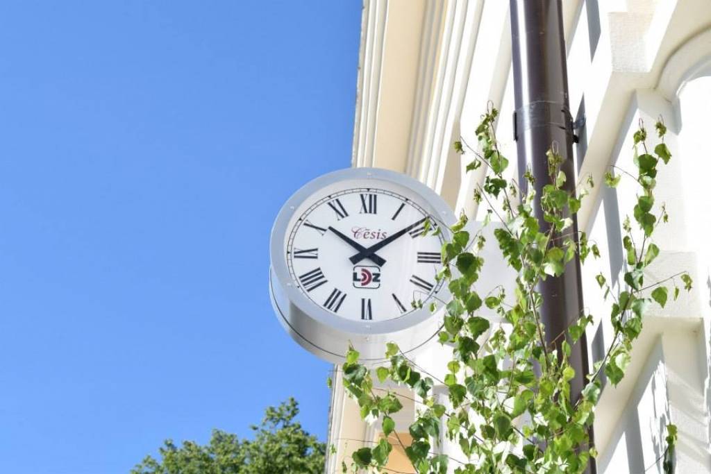 FOTO: Atklāj atjaunoto Cēsu dzelzceļa staciju