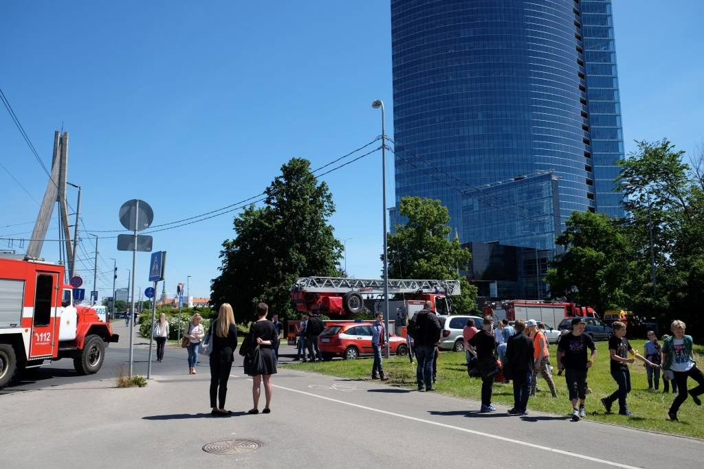 Sadūmojuma dēļ evakuē cilvēkus no Saules akmens ēkas