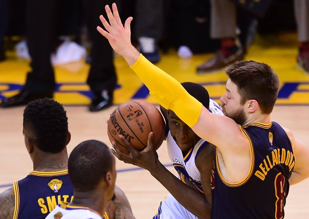 Cavaliers aizsargs Delavedova pēc NBA finālsērijas trešā mača nogādāts slimnīcā