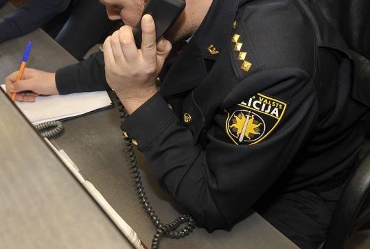 Policija aiztur vīrieti par sērijveida zādzībām no dzīvokļiem