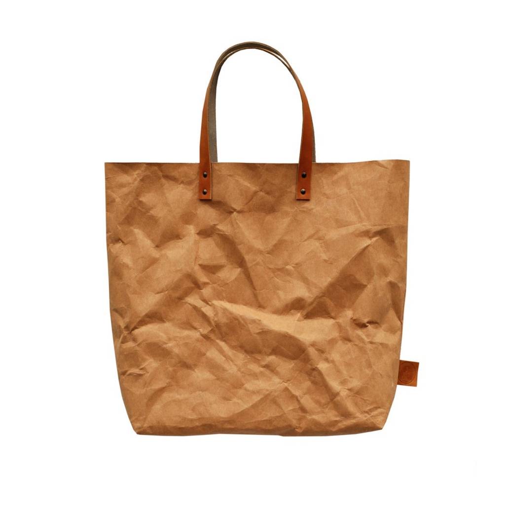 Latvijas zīmols radījis somas, kas izskatās kā veidotas no papīra 