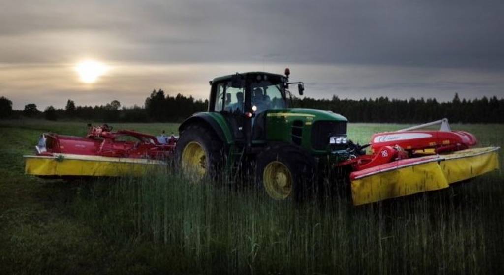 Izmēģina zāles pļaušanas «monstru»