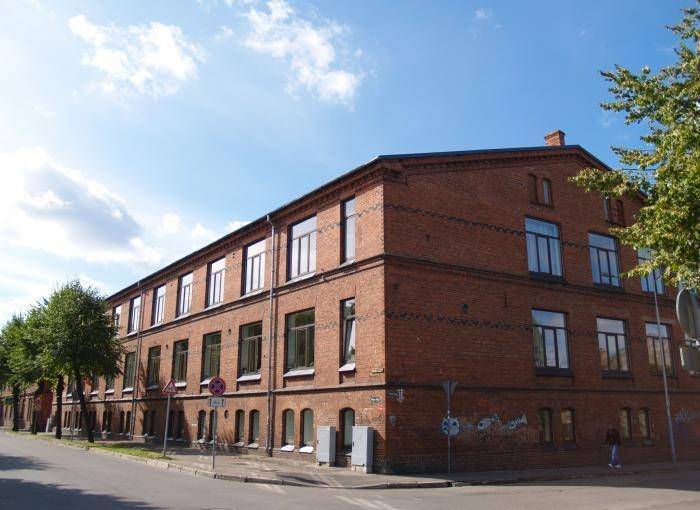 Piedāvā risinājumus Liepājas izglītības iestāžu attīstībai; lēmums par skolu skaitu samazināšanu šobrīd nav pieņemts