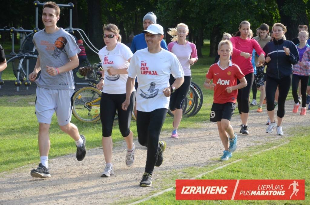 Ar tempa skrējieniem Raiņa parkā turpinās gatavoties Liepājas pusmaratonam