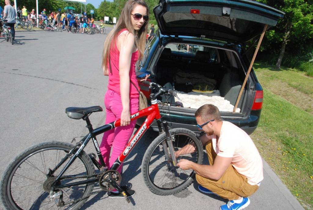 FOTO: Atklāj Grobiņas velosezonu