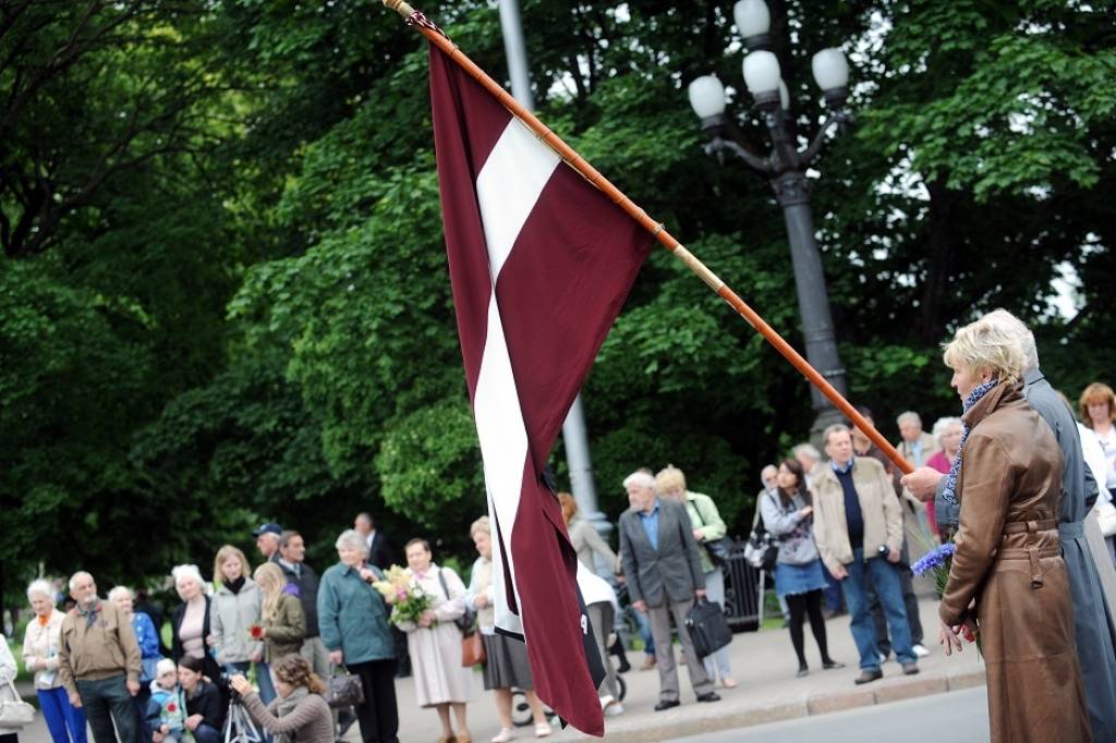 papildināts ar FOTO: Latvijā piemin komunistiskā režīma politisko represiju un deportāciju upurus