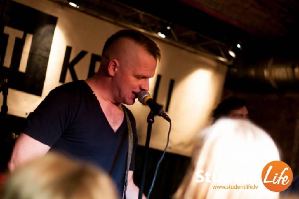 Četru baltu kreklu latviskais mūzikas formāts tiks nedaudz «atšķaidīts»