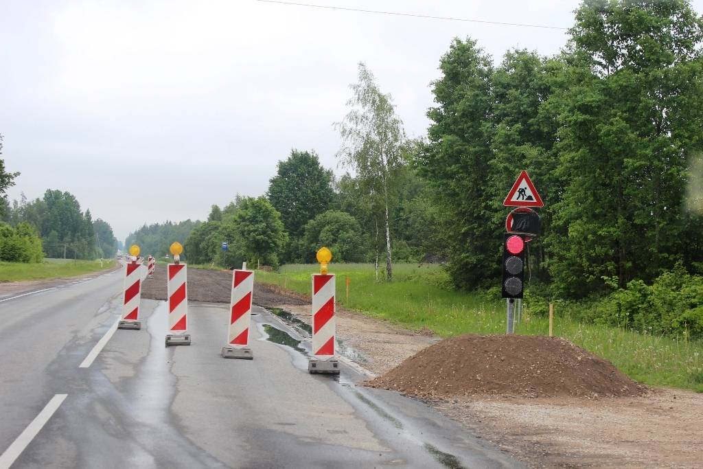 Posmā no Nīcas līdz Rucavai sākas asfalta frēzēšana, satiksmi regulēs luksofori