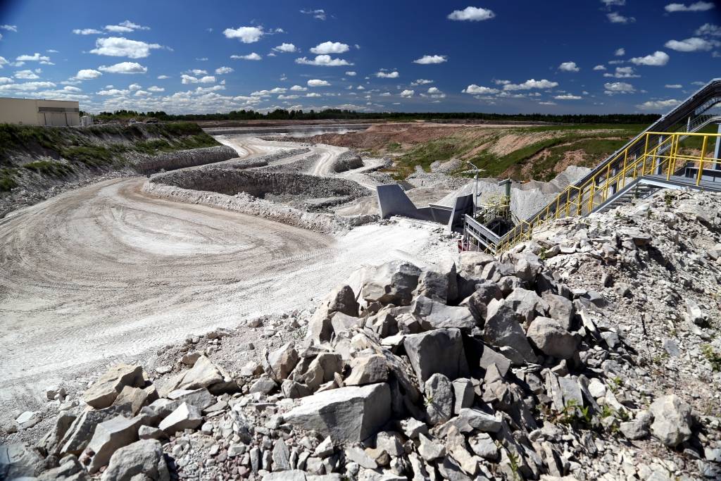 FOTO: Cemex uzbūvējis pirmo betona ceļu Latvijā un vēlas sadarboties ar ceļu būvniekiem