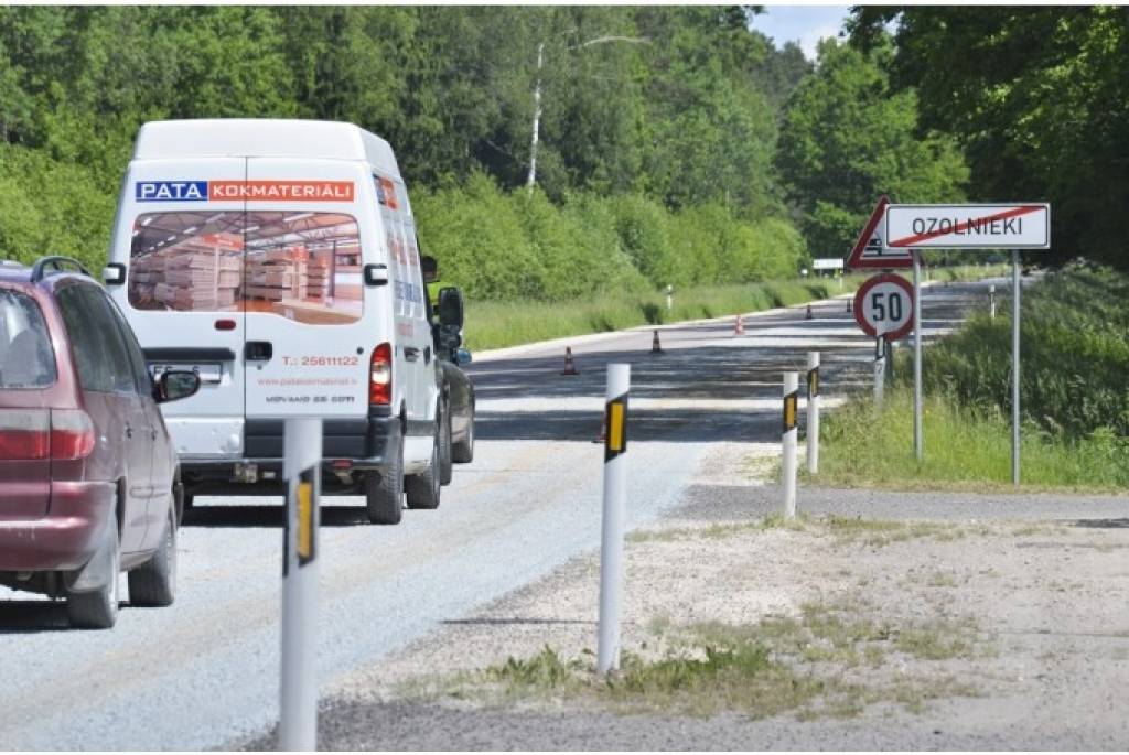 FOTO: Slazds šoferiem – Ozolniekos negaidīti remontdarbi vairāku kilometru garumā