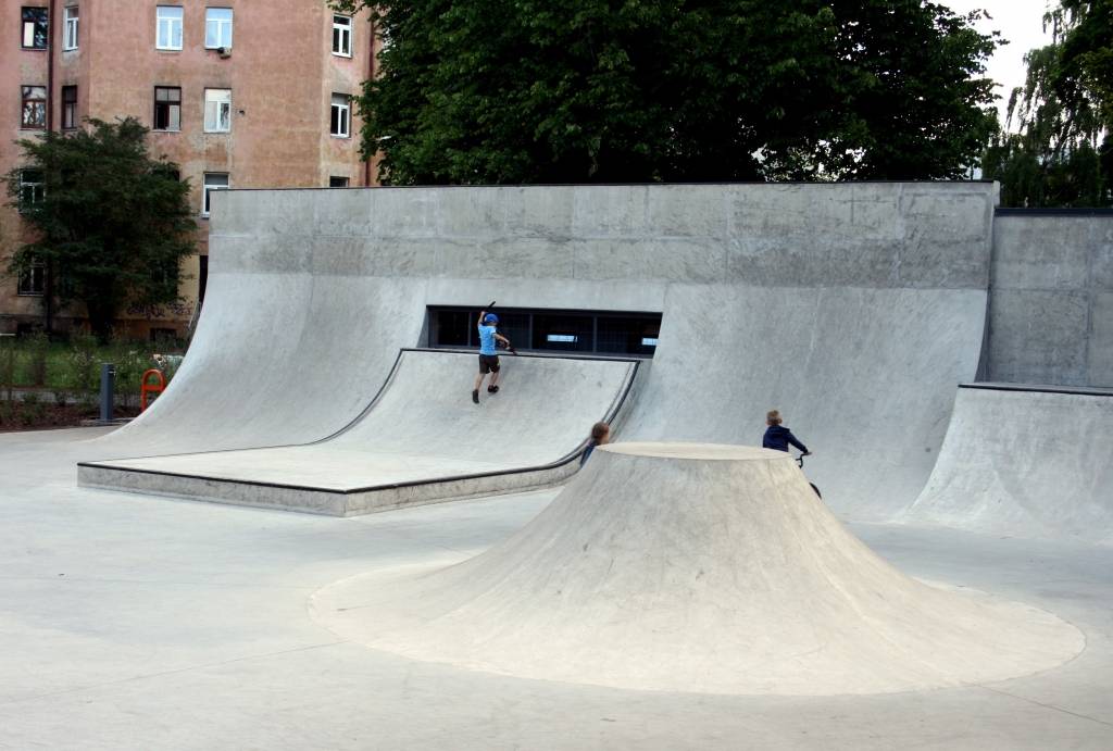 FOTO: Atjaunotajā Miera dārzā izbūvēts lielākais skeitparks Latvijā