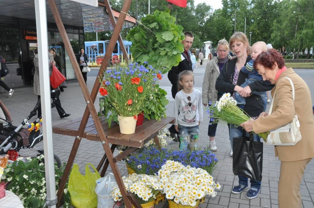 FOTO: Vasaras saulgriežu tirdziņš Rožu laukumā